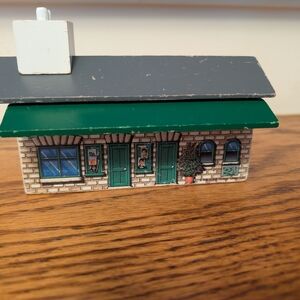 1997 Learning Curve Britt Allcroft Wooden Thomas Train Ellsbridge Station! HTF!